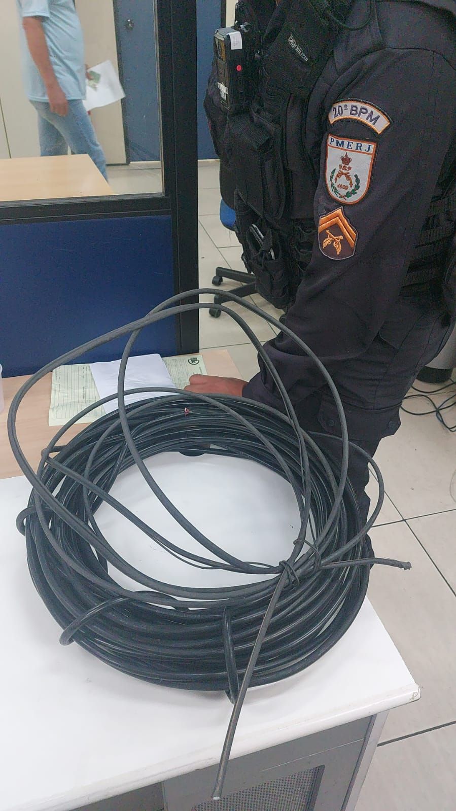 PMs apreendem cabos e fios telefônico roubados em Nilópolis 